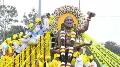 ಚಿತ್ರದುರ್ಗದಲ್ಲಿ ಕನಕ ಜಯಂತಿ   ಅದ್ದೂರಿಯಾಗಿ ಸಾಗಿದ ಮೆರವಣಿಗೆ