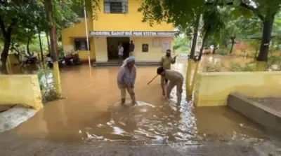 ಧಾರಾಕಾರ ಮಳೆ   ನಾಯಕನಹಟ್ಟಿ ಪೊಲೀಸ್ ಠಾಣೆ ಆವರಣ ಜಲಾವೃತ