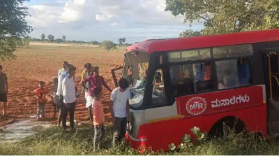 ರಸ್ತೆಯ ಬದಿಯ ಗುಂಡಿಗೆ ಬಿದ್ದ ksrtc ಬಸ್  ಮೂವರಿಗೆ ಗಂಭೀರ ಗಾಯ   