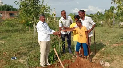 ಗಿಡಗಳನ್ನು ನೆಟ್ಟು ಸುಮ್ಮನಾದರೆ ಸಾಲದು ಅವುಗಳ ರಕ್ಷಣೆಯ ಜವಾಬ್ದಾರಿಯನ್ನು ಹೊರಬೇಕು   ಕವಿ ಕೊರ್ಲಕುಟೆ ಜೆ ತಿಪ್ಪೇಸ್ವಾಮಿ