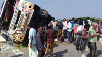 ಚಳ್ಳಕೆರೆ   ಖಾಸಗಿ ಬಸ್ ಪಲ್ಟಿ  ತಪ್ಪಿದ ಬಾರಿ‌ ಅನಾಹುತ