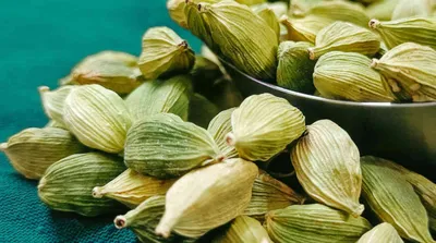 cardamom benefits  ಖಾಲಿ ಹೊಟ್ಟೆಯಲ್ಲಿ ಏಲಕ್ಕಿ ತಿಂದರೆ ಏನಾಗುತ್ತದೆ  