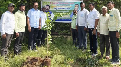 ಚಿತ್ರದುರ್ಗ   ಸಸಿ ನೆಟ್ಟು ವಿಜಯೇಂದ್ರ ಯಡಿಯೂರಪ್ಪನವರ ಹುಟ್ಟು ಹಬ್ಬ ಆಚರಣೆ